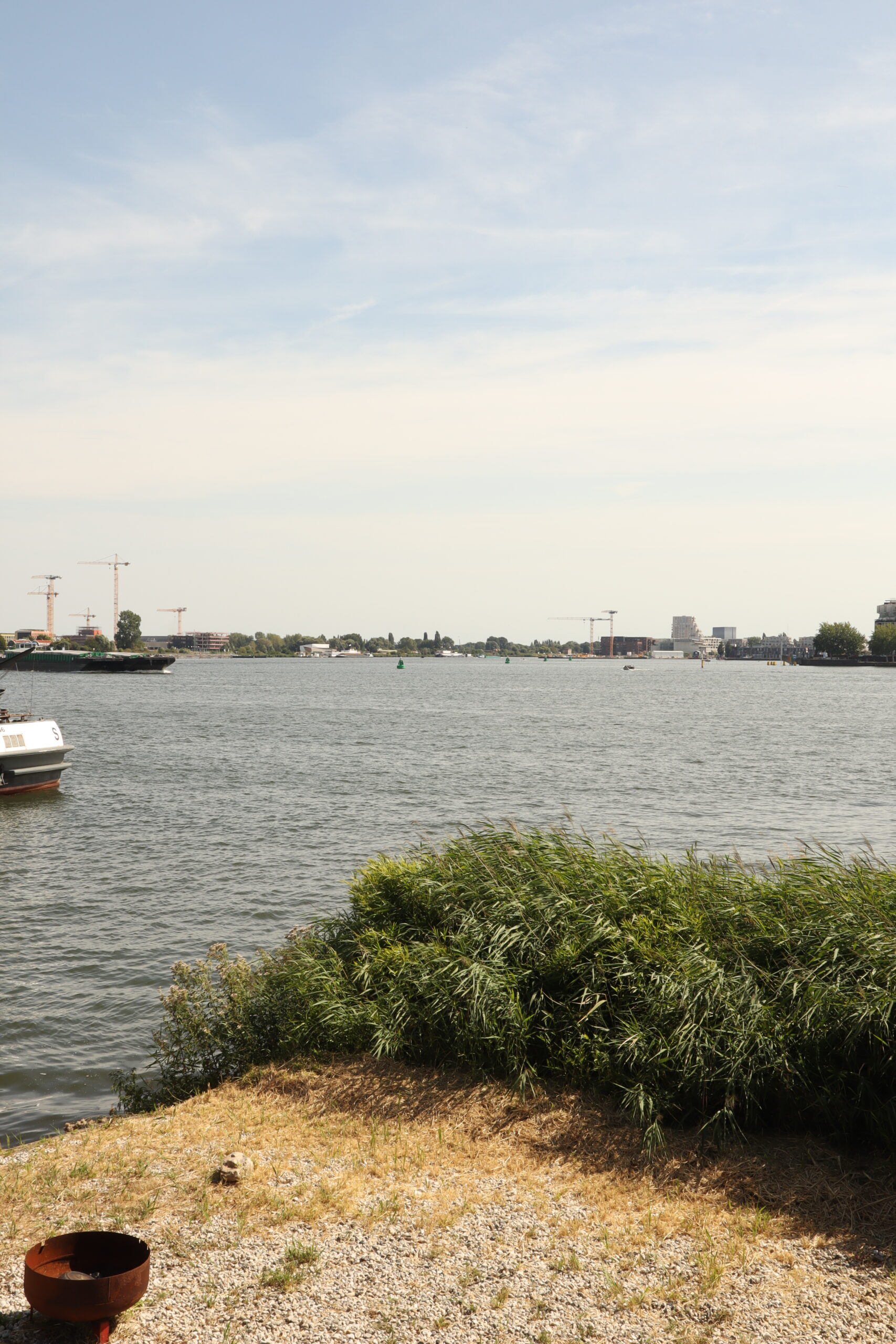 Vrij uitzicht over het water bij de ZAKAYA praktijk in Amsterdam-Noord