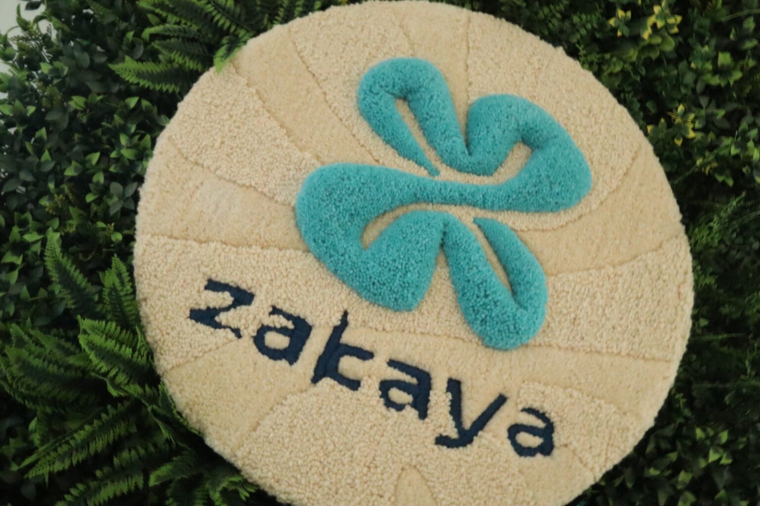 Het ZAKAYA-logo als handgemaakt tapijt